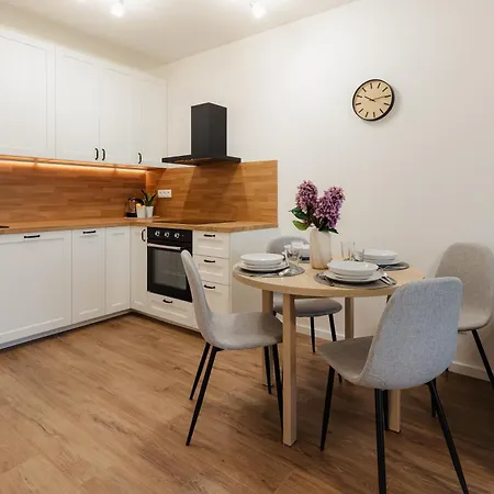 Bory Retreat With Balcony And Parking Space * ブラチスラヴァ