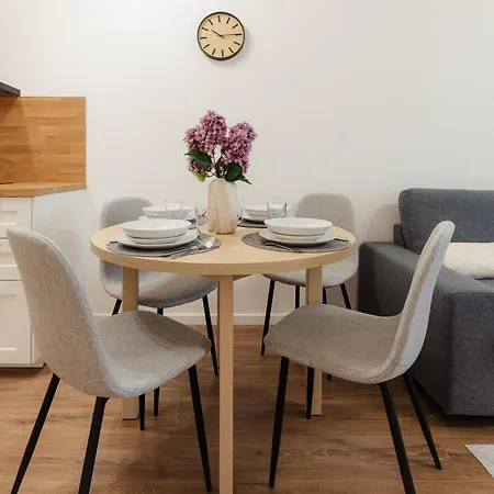 Bory Retreat With Balcony And Parking Space 브라티슬라바