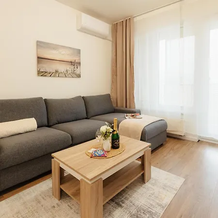 Bory Retreat With Balcony And Parking Space 브라티슬라바