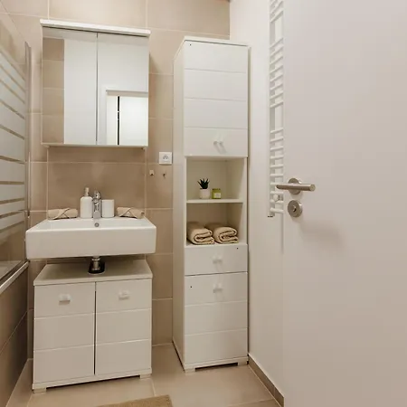 Bory Retreat With Balcony And Parking Space 아파트