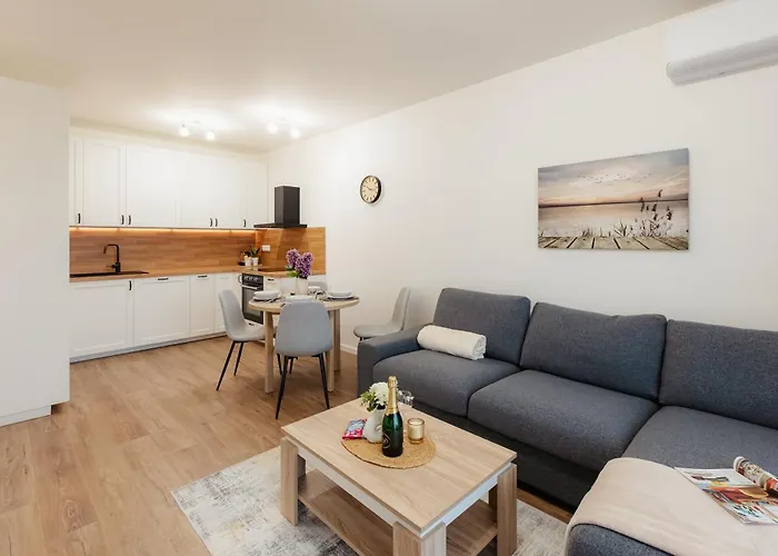Bory Retreat With Balcony And Parking Space דירה